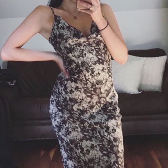 DRESSES - Picture 8 of 8